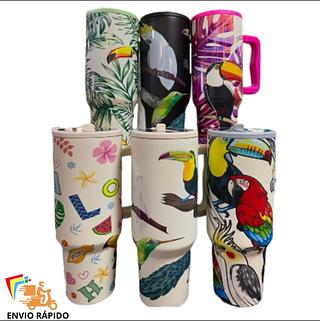 COPO TERMICO DE 1200ML COM ALÇA E CANUDO ESTAMPADO BIRDS PASSAROS TUCANO ARARAS FAM FAUNA